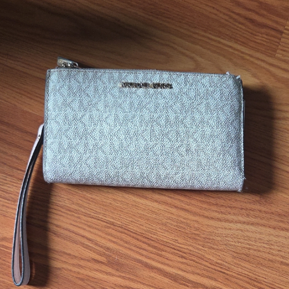 💞💞Michael Kors Signature Wristlet Wallet💞💞